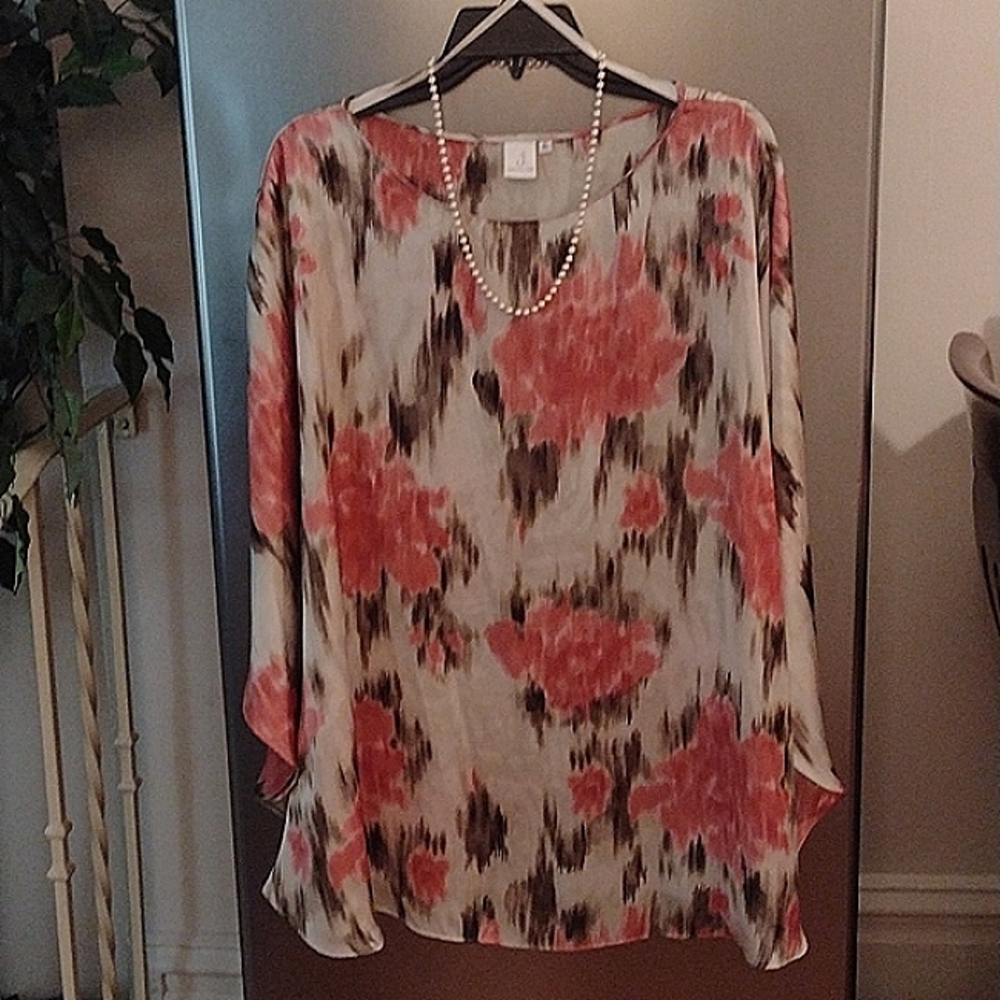 Jones of New York angel sleeve  floral blouse.🥰
